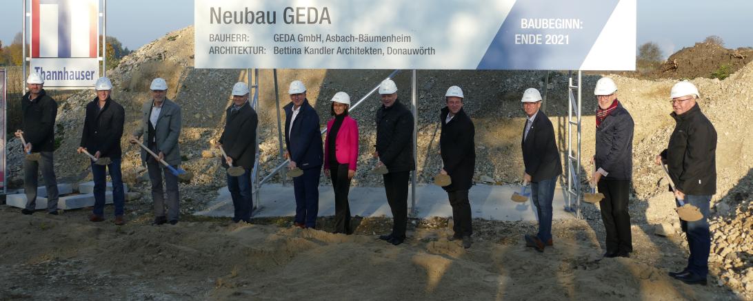 Am vergangenen Donnerstagnachmittag fand der Spatenstich zur neuen Mertinger Straße in Asbach-Bäumenheim statt. Auf dem Bild zu sehen (von links): Stefan Schweitzer (kaufmännischer Leiter Geda), Veit Meggle (Bürgermeister Mertingen), Josef Tremel (Planungsbüro Tremel), Johann Sailer (Geschäftsführer Geda), Sailer, Roland Weigert (Staatssekretär für Wirtschaft, Landesentwicklung und Energie), MdL Wolfgang Fackler, Stefan Rößle (Landrat), Anton Hammer (Geschäftsführer Zott) und Johannes Käser (Geschäftsführer