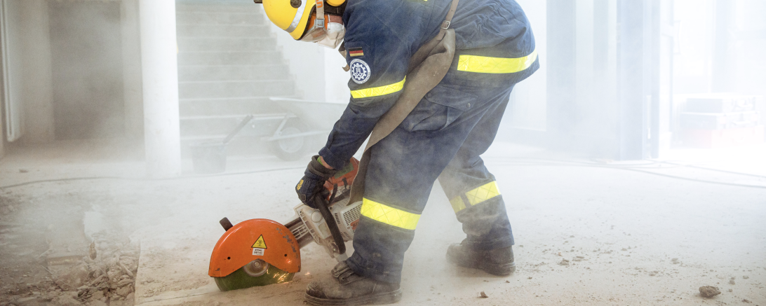 THW-Helfer beim Entkernen einer Schule im Flutgebiet.