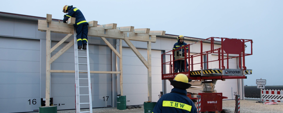 Das THW Nördlingen demontierte die Überdachungen am Testzentrum in Möttingen.