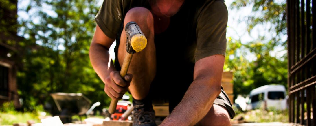 Lohn-Plus fürs Pflastern: Wer im Garten- und Landschaftsbau arbeitet, bekommt jetzt deutlich mehr Geld. Die Gewerkschaft IG BAU rät Beschäftigten, ihre aktuelle Lohnabrechnung zu prüfen.