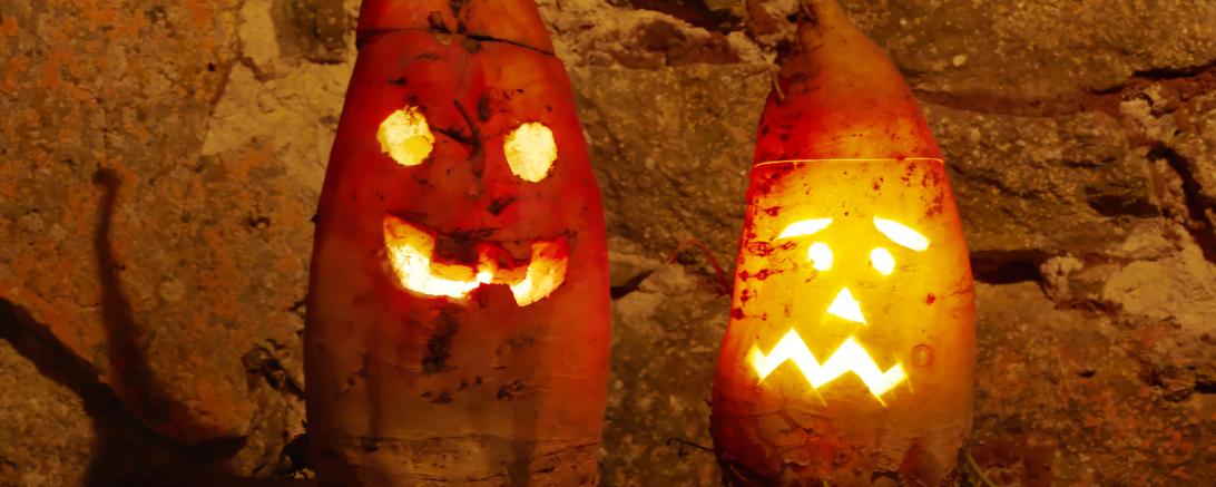 Zwei Kürbislaternen