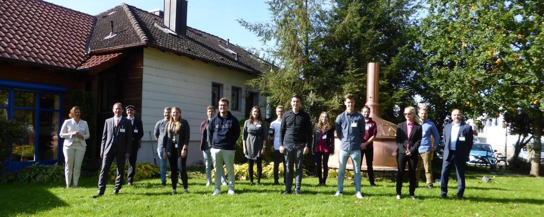 Stipendienübergabe der Kollmar Förderstiftung am 1. Oktober 2021 in der OeTTINGER Brauerei: (v.l.n.r.) Kathrin Schön (Sparkasse Donauwörth), Stefan Ultsch (1. Bgm. Wassertrüdingen), Michael Hofmann (stellv. Vorsitzender des Beirats), Harald Bauer, Johanna Schäble, Silvan Beck, Leopold Wagner, Clara Goppel, Marcel Grimm, Daniel Wiedemann, Nadine Hauber, Luca Zwickel, Robin Kaußler, Pia Kollmar (Stiftungsvorstand), Mattias Rusch, Markus Eisenbarth (2. Bgm. Oettingen)