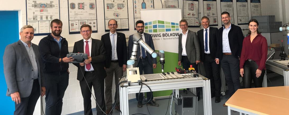 Konrad Fieger, erweiterte Schulleitung Berufs- und Technikerschule Donauwörth, Matthias Richter, Systembetreuung Berufs- und Technikerschule Donauwörth, Landrat Stefan Rößle, Raimond Eberle, Leiter des Beruflichen Schulzentrums Nördlingen, Max Barke, Informationstechnischer Berater für digitale Bildung an der Regierung von Schwaben, Gerhard Kilian, stv. Schulleiter Berufs- und Technikerschule Donauwörth, Peter Hoffmann, Schulleiter Berufs- und Technikerschule Donauwörth, Martin Müller, Kreiskämmerer, Andrea