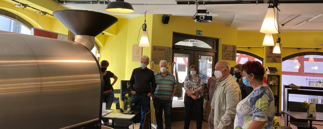 Das Dorfladennetzwerk Donau-Ries während der Schauröstung im Café Samocca in Nördlingens Innenstadt.