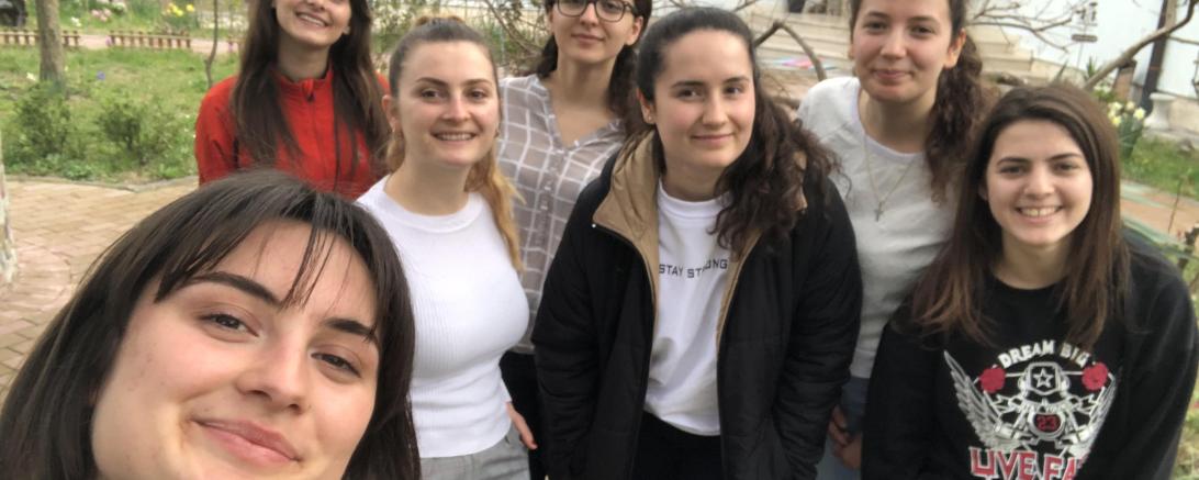 Junge Frauen in Albanien sind dankbar für ihre Ausbildungsmöglichkeiten, die auch durch die finanzielle Unterstützung durch die aktion hoffnung realisiert werden konnten. (Foto: Ordensgemeinschaft „Schwestern der Spirituellen Weggemeinschaft“)