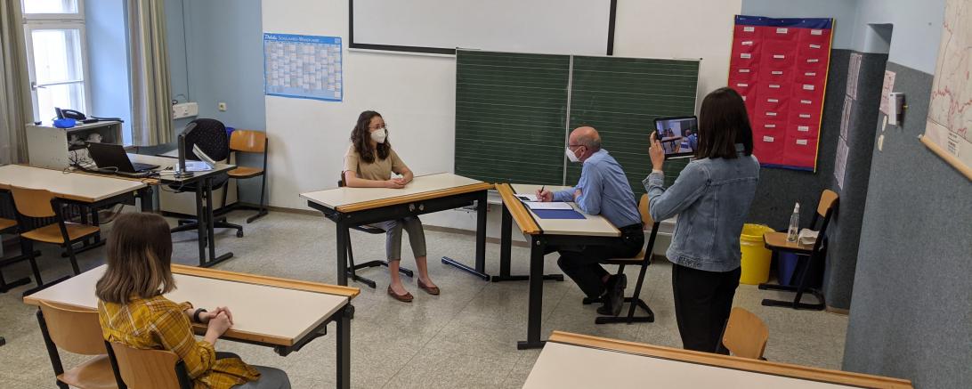 Nachgestelltes Vorstellungsgespräch in einem Klassenzimmer