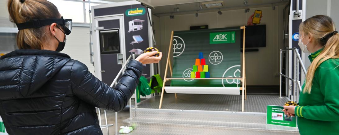 Die Rauschbrille simuliert den veränderten Blick wie unter 1,3 Promille. Da war es gar nicht so einfach, beim Dosenwerfen zu punkten.