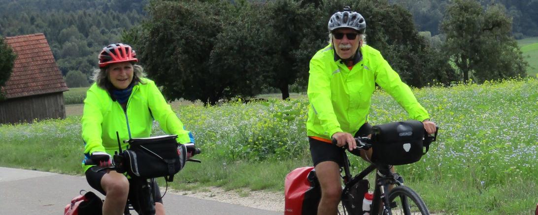 Geeignete Regenkleidung schützt und erhöht die Sichtbarkeit.