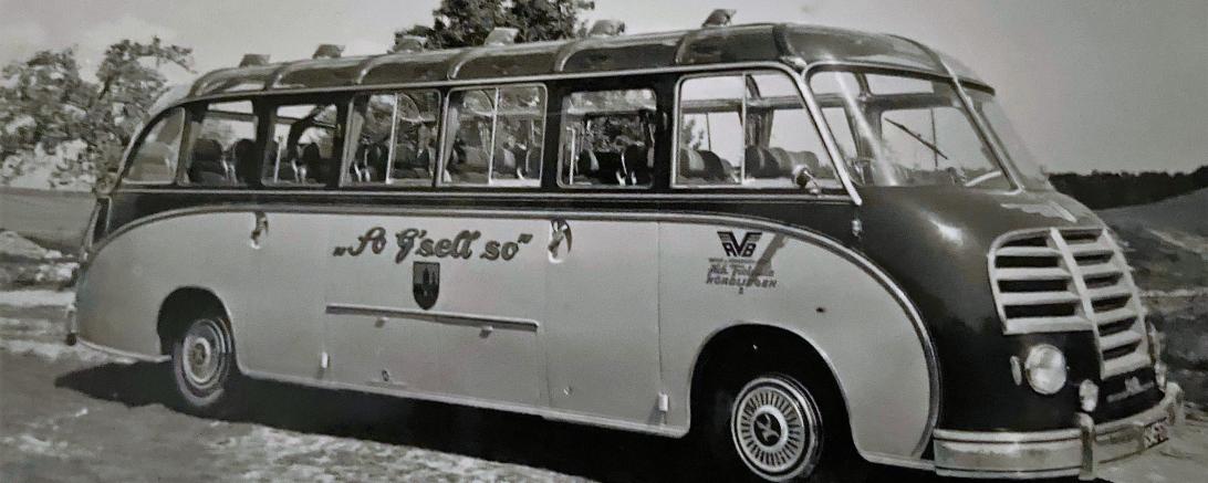 Auf dem Bild sieht man einen der ersten Reisebusse der Firma Freissle.