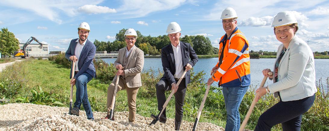 Die Staustufe Donauwörth wird für Fische durchgängig gemacht (v.l.): Michael Bohlinger, Geschäftsführer von LEW Wasserkraft, Donauwörths Oberbürgermeister Jürgen Sorré, LEW-Vorstand Dietrich Gemmel, Christian Beer, Projektleiter LEW Wasserkraft, und Claudia Marb, Stellvertreterin des Landrats für den Landkreis Donau-Ries, haben gestern den offiziellen Spatenstich vorgenommen. 
