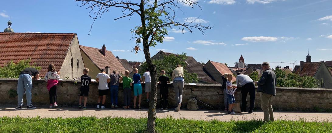 Hortkinder auf der Suche nach Bildmotiven an der Wemdinger Stadtmauer.