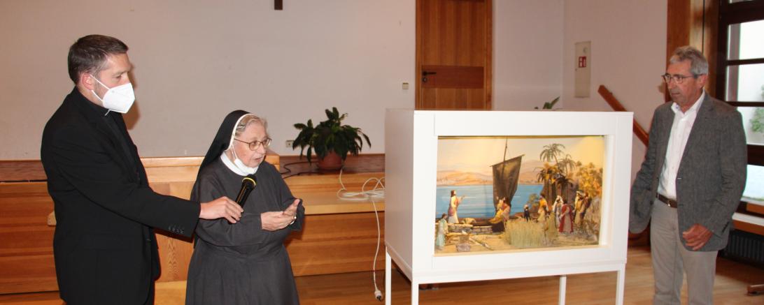 Von links nach rechts: Stadtpfarrer Benjamin Beck, Sr. M. Sigrid Ritzer und Krippenbaumeister Leonhard Rauwolf.