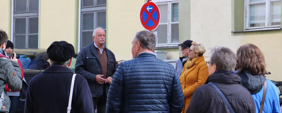 Nördlingens Ehrenbürger Alt-Oberbürgermeister Hermann Faul begrüßt die Teilnehmerinnen und Teilnehmer beim Stadtspaziergang im vergangenen Jahr