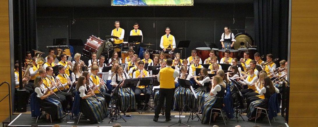 Auf dem Bild sieht man Josef Basting voll in seinem Element. Beim Dirigieren. 