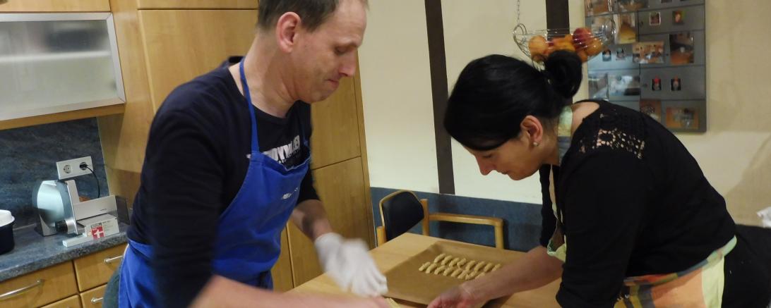 Michael Strambach wohnt im Wohnheim der Lebenshilfe in Nördlingen und genießt das gemeinsame Plätzchenbacken in der Vorweihnachtszeit.