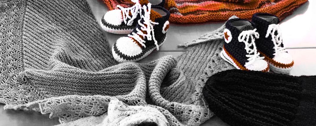 Auf dem Bild sieht man Selbstgestrickte Kleider.