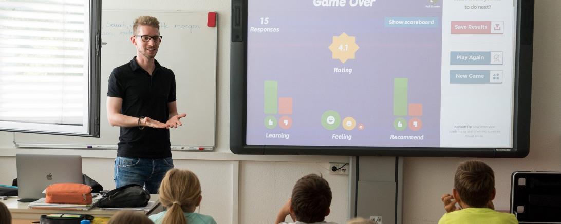 Lehrer unterrichtet Klasse mit interaktiver Tafel