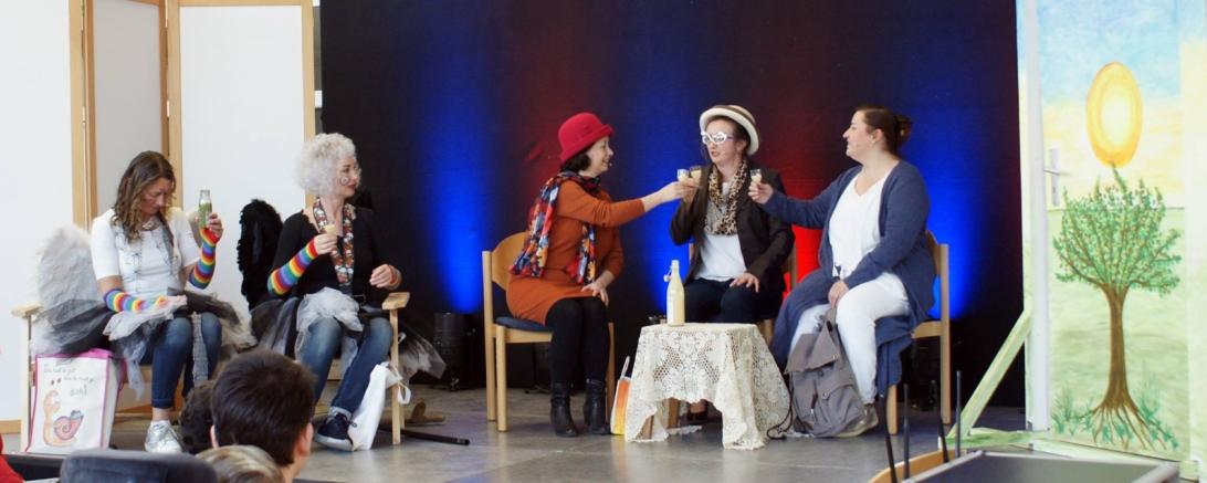 Kunterbunt geht es im Haus des Lebens zu. Im Theaterprojekt wird eine Seele auf ihrem Lebensweg begleitet.