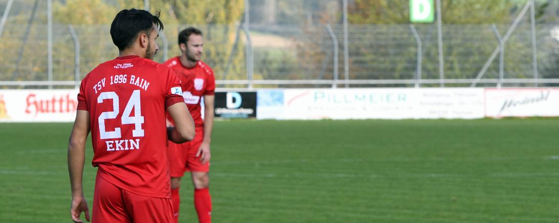 Arif Ekin nimmt beim Freistoß Maß und erzielt das 1:0