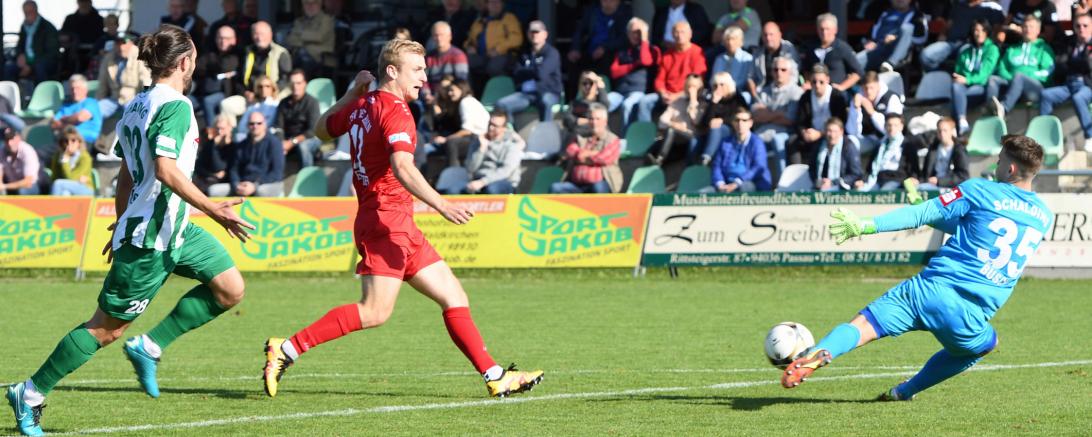 Jonas Greppmeir alleine vor Simon Busch.