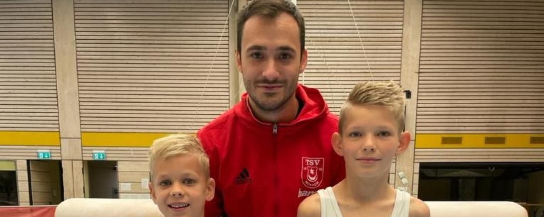 Philipp Dörner (links) Trainer Julius Rabenstein (mitte) und Fynn Grof (rechts) waren für den TSV Monheim erfolgreich bei der Bayerischen Meisterschaften im Gerätturnen.