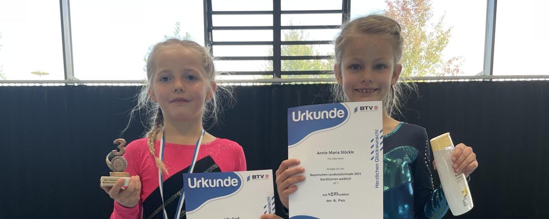 Lilly Grof und Annie Maria Stöckle mit Urkunden