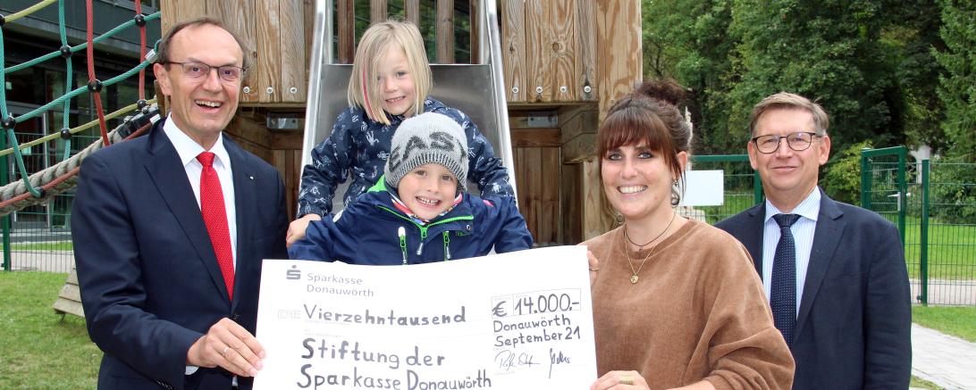 Symbolische Übergabe der diesjährigen Ausschüttung aus der Stiftung der Sparkasse Donauwörth. 14.000 Euro gingen an zweiundfünfzig Kindergärten und vier schulvorbereitende Einrichtungen. Stellvertretend für alle Empfänger freuen sich vom AWO Kinderhaus in Donauwörth deren Leiterin Angelika Exner, die Kinder Nele und Matteo, der Vorsitzende des Stiftungsvorstandes, Landrat Stefan Rößle (rechts), sowie der Vorstandsvorsitzende der Sparkasse Donauwörth, Johann Natzer.
