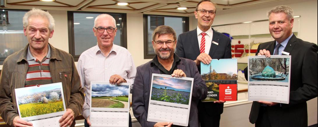 Über den Heimatkalender 2022, der im Rahmen der Weltsparwoche ab dem 2. November wieder in allen Geschäftsstellen der Sparkasse Donauwörth kostenlos abgeholt werden kann, freuen sich von links die Fotografen der Film- und Fotofreunde Oettingen mit Fritz Stengel, Heinrich Seiler und Josef Heckl sowie von der Sparkasse Donauwörth Vorstandsvorsitzender Johann Natzer und der Leiter für Privatkunden, Stefan Reichherzer.