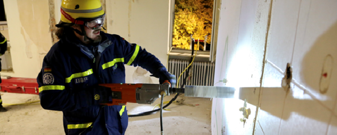 Das Kernbohrgerät ermöglicht einen Blick in verschlossene Räume ohne den Bedarf an großen Öffnungen. 