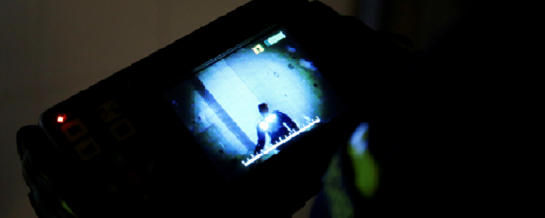 Mittels Spezialkamera kann durch kleine Öffnungen in alle Richtungen nach Vermissten gesucht werden. 