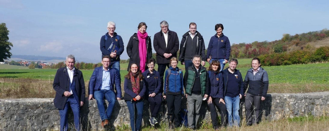 V. l. n. r. oben: G. Zwerger, Dr. M. Meißner (Dt. UNESCO-Kommission), Dr. W. Sponsel, K. Heininger, M. Seuberth V. l. n. r. unten: Bgm. W. Freihart, Landrat S. Rößle, H. Burkhardt, C. Cooper, Prof. Dr. M. Paskova (UNESCO-Evaluatorin), Dr. P. Paschos (UNESCO-Evaluator), G. Pösges, J. Lang, D. Wizinger