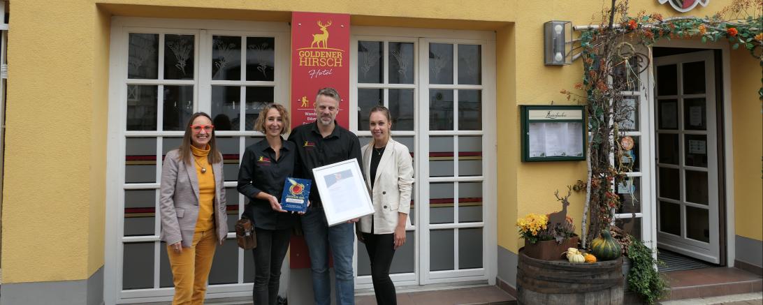 Urkundenüberreichung mit (v. l. n. r.) Heike Burkhardt (Geschäftsführerin Geopark Ries e. V.), Christine und Armin Schnabel (Inhaber Goldener Hirsch), Lea Neumann (Geopark Ries e. V.)