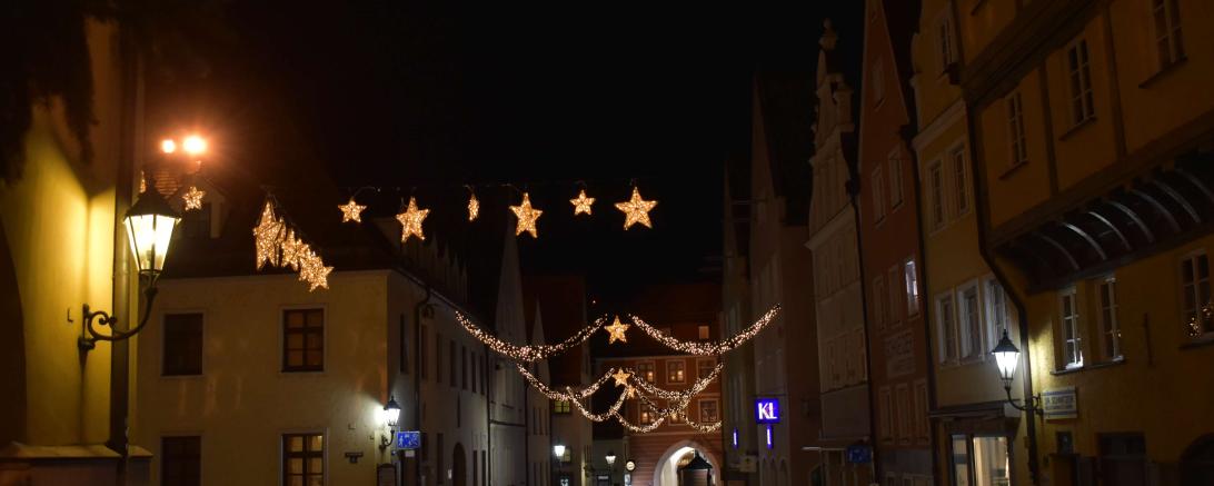 Auf dem Bild sieht man wie schön Donauwörth mit der Weihnachtsbeleuchtung geschmückt ist.