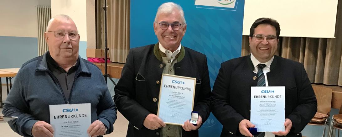 von links nach rechts: Die Geehrten Manfred Rößle (20 Jahre), ehem. Bürgermeister  Hubert Eberle (30 Jahre) und Vorsitzender Christian Hornung (20 Jahre). 