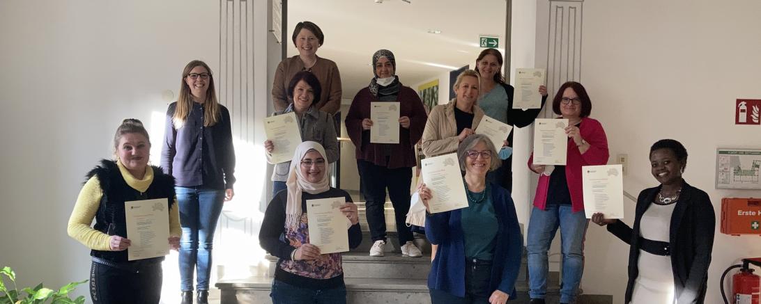  In einem feierlichen Akt erhielten die frischgebackenen Laiendolmetscherinnen von Frau Marb (stellvertretende Landrätin) ihre Zertifikate.