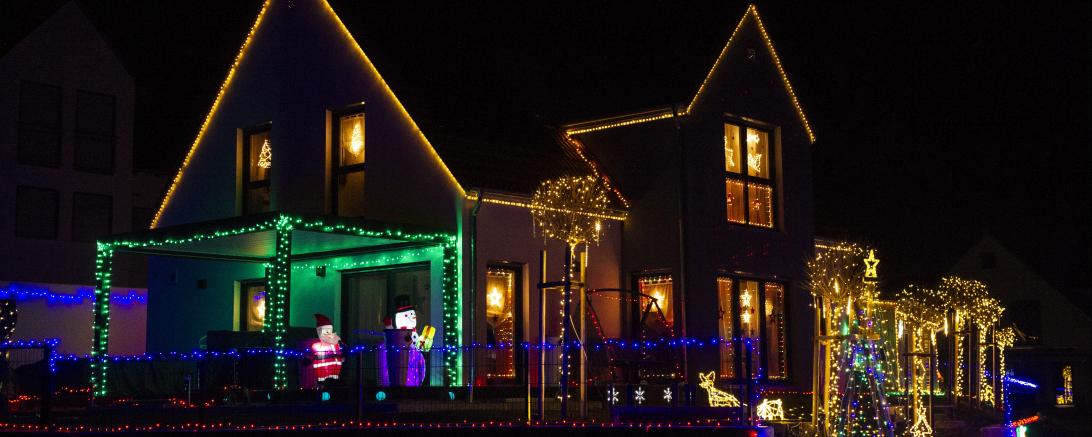 Auf dem Bild sieht man das Weihnachtshaus in Schopflohe.