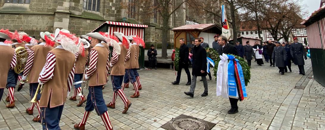 Angeführt von der Knabenkapelle zogen die Teilnehmenden der Gedenkveranstaltung aus Anlass des Volkstrauertags zum Kriegerbrunnen zur Kranzniederlegung.