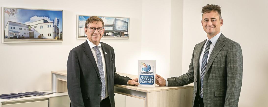 Am 02.11.2021 übergab Landrat Stefan Rößle (links) Geschäftsführer Matthias Thienel (rechts) das offizielle Markenpartnerschild.