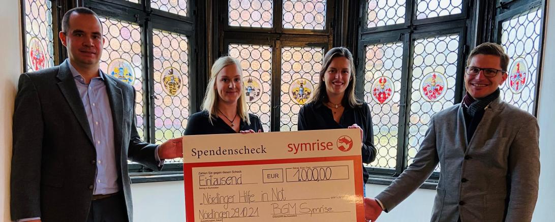 Benjamin Werner, Victoria Mack und Johanna Gutmann von der Symrise AG übergeben Oberbürgermeister David Wittner 1.000 Euro für die „Nördlinger Hilfe in Not“.