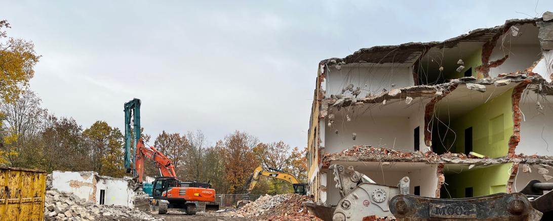 Abriss eines ehemaligen Truppenunterkunftsgebäudes.