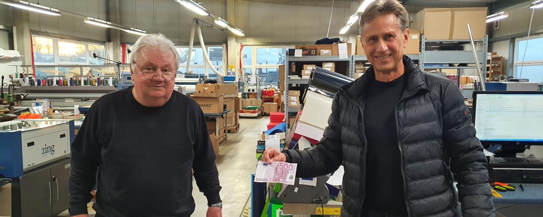 Das Bild zeigt Peter Bendel (links) und Martin Obermann bei der Spendenübergabe.