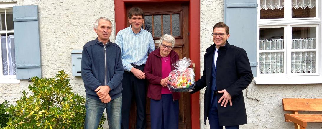 Zum 100. Geburtstag nahm Maria Schön im Beisein ihrer Söhne die herzlichen Wünsche von Oberbürgermeister David Wittner entgegen.