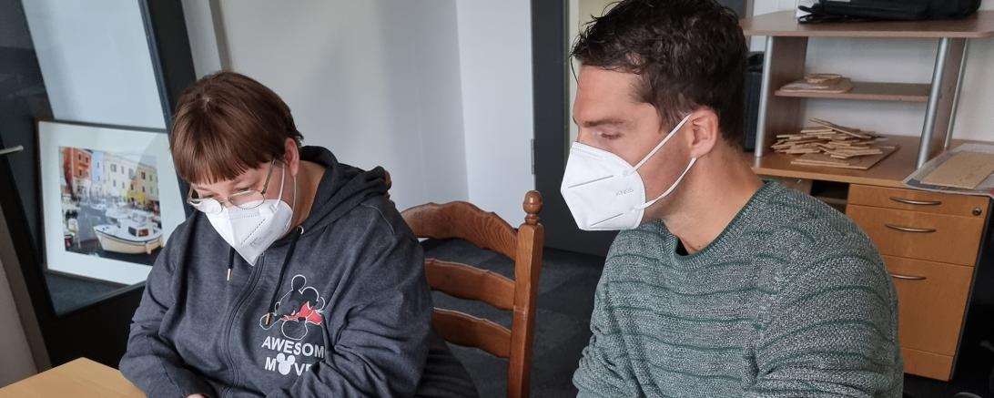 Im Zentrum Leichte Sprache Schwaben in Donauwörth arbeitet Übersetzer Fabian Müller (rechts) mit zertifizierten Prüferinnen und Prüfern zusammen, um die Verständlichkeit der Texte zu prüfen. 