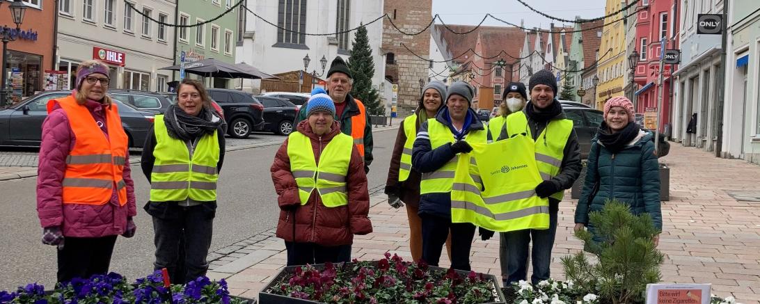 Aktionsgruppe Müllsammeln: Plogging Gruppe Donauwörth zuammen mit Klienten und den Betreuerinnen Daniela Rühl und Luisa Eder der Stiftung Sankt Johannes.