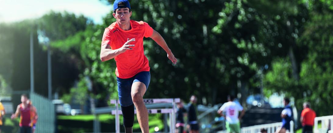 Symbolbild: Weitspringer mit Beinprothese 