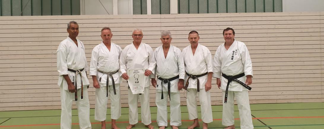 Fritz Kaumeier absolviert Karate Prüfung zum 6. DAN.