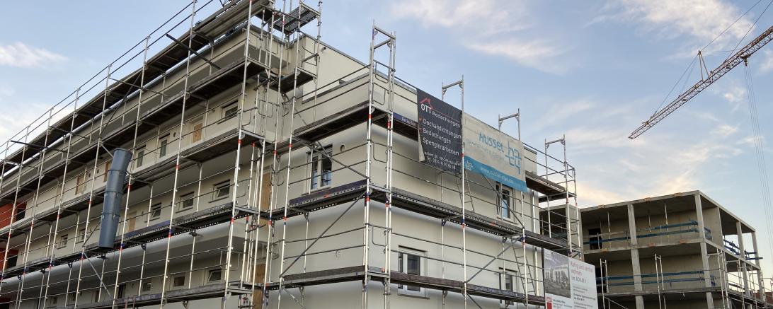 Baustelle mit zwei Wohnblöcken