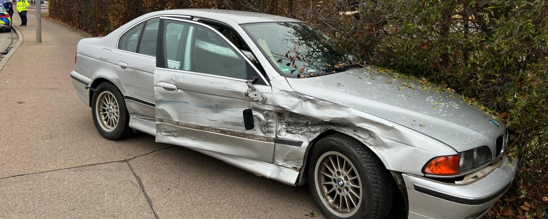 Auto mit beschädigter Beifahrerseite