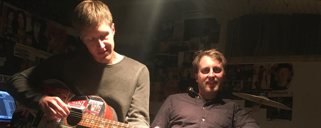 Florian Hager mit Gitarre und Jochen Österlein