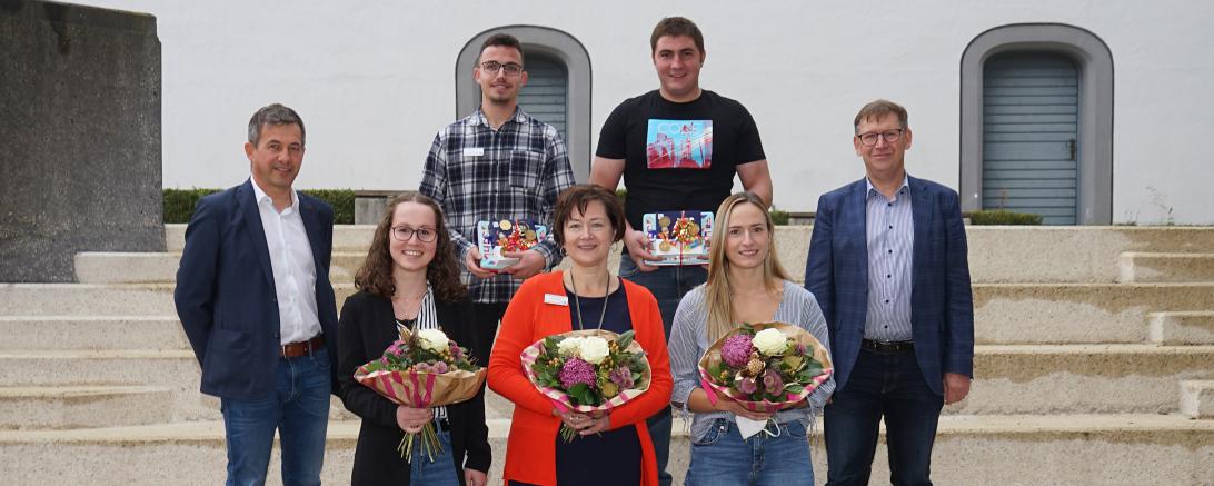 Prüfungsbeste Azubis mit Landrat und Personalchef
